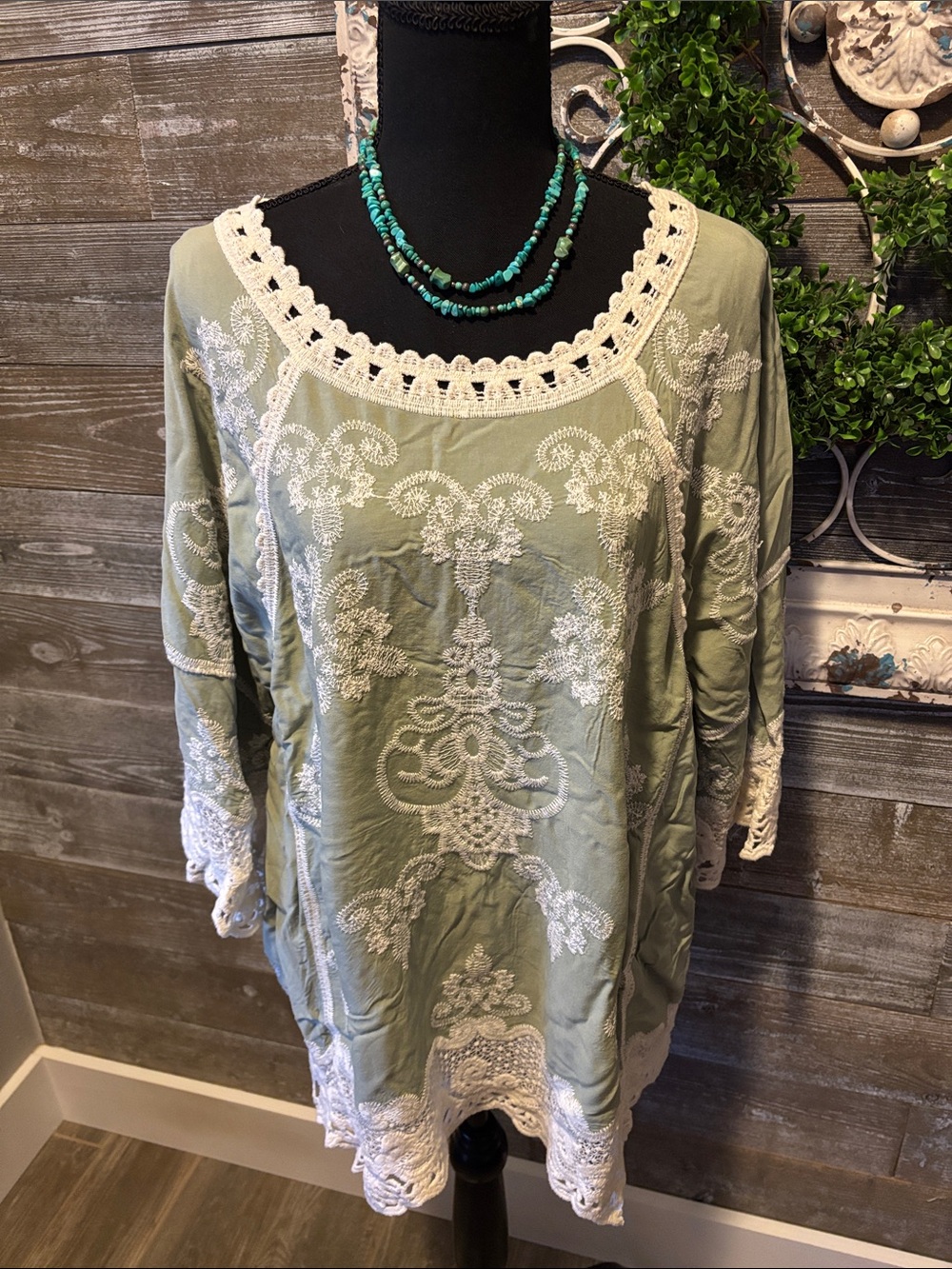Democracy (2X) Women’s Sage Green and White Lace Embroidered Tunic Top - Picture 3 of 9